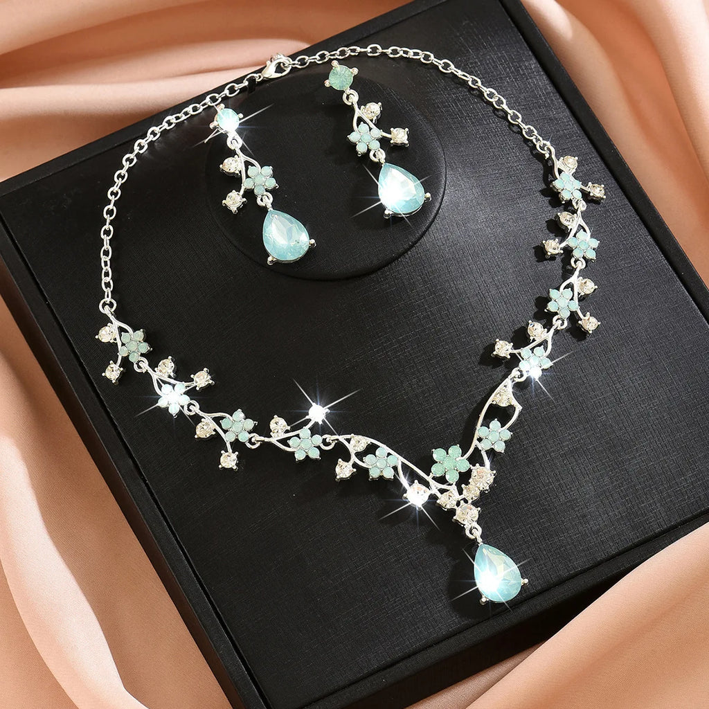 Set de Aretes y Collar Floral – Joyería Elegante para Mujer
