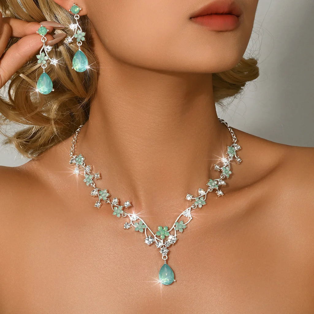 Set de Aretes y Collar Floral – Joyería Elegante para Mujer