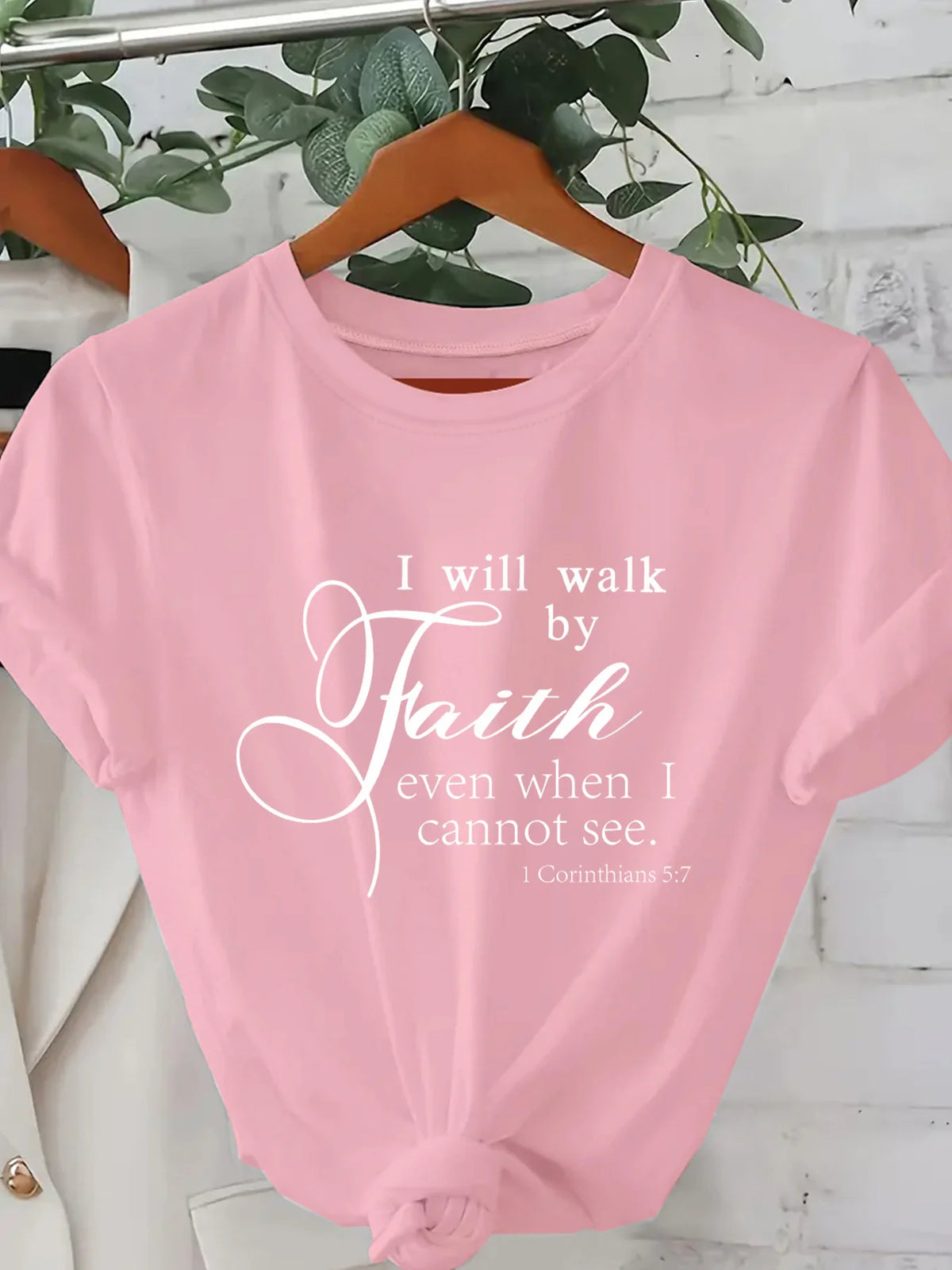 Playera Rosa 'Walk By Faith' – Top Casual con Frase Inspiradora para Mujer